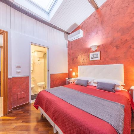 Room In Bb - Skylight Double Room In History House Рим Екстериор снимка