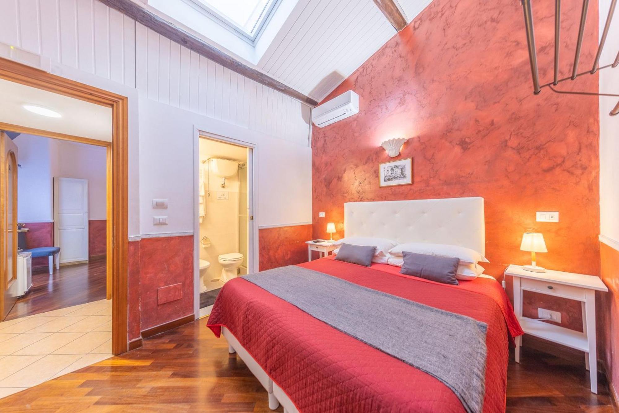 Room In Bb - Skylight Double Room In History House Рим Екстериор снимка