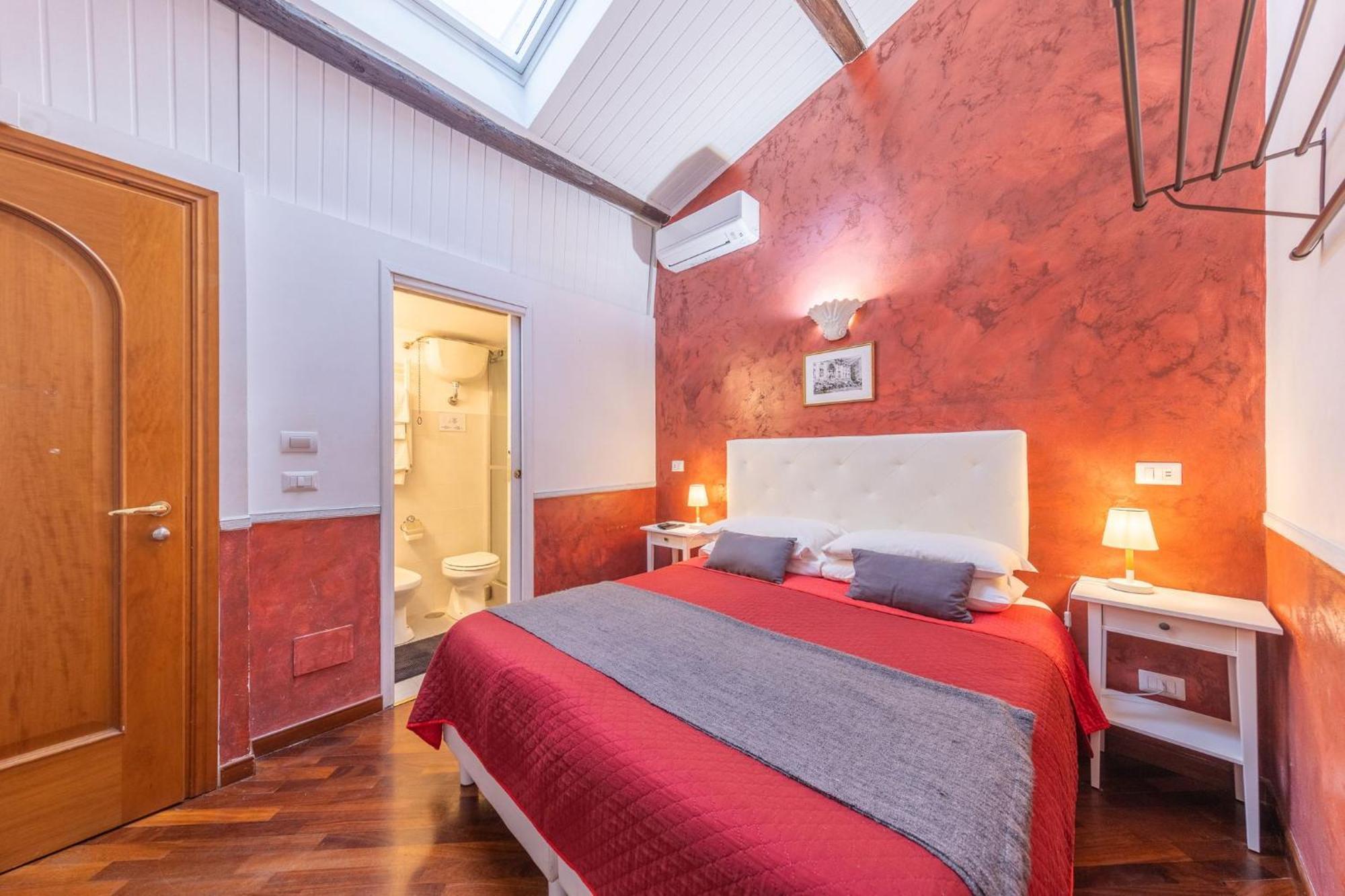 Room In Bb - Skylight Double Room In History House Рим Екстериор снимка