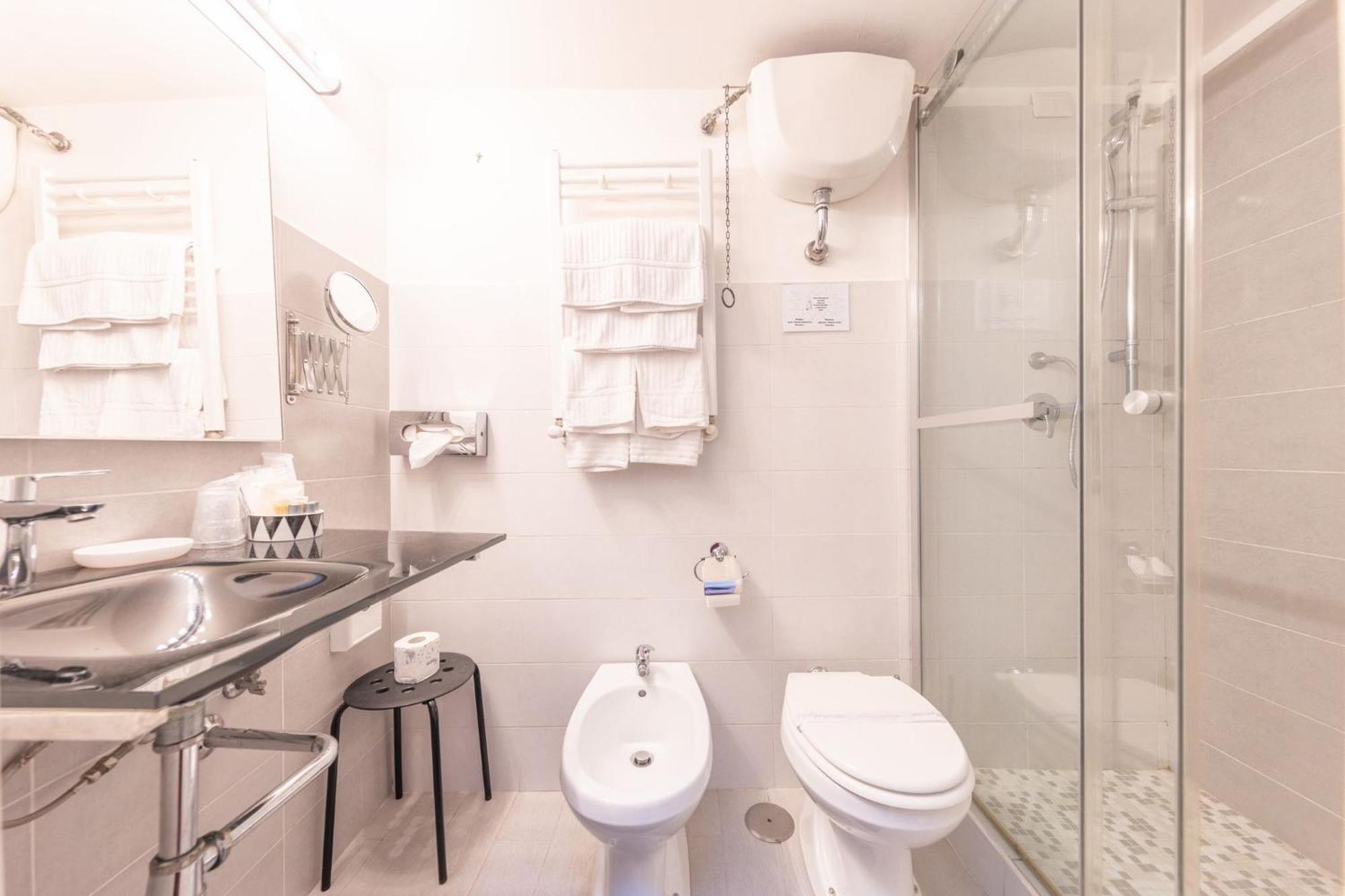 Room In Bb - Skylight Double Room In History House Рим Екстериор снимка